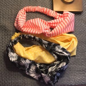 Set of 3 elastic headbands. Crisscross front